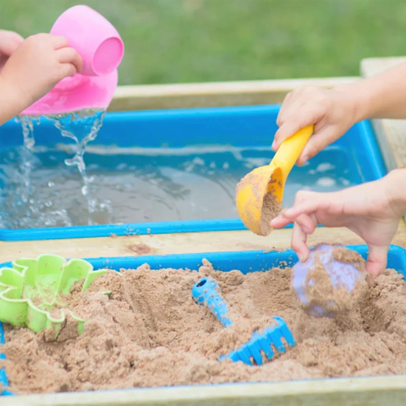 Masa de picnic  senzoriala pentru copii, cu bancute si loc pentru nisip si apa, +3ani, Wendi Toys