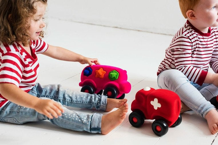 Autobuz interactiv sortator de forme, din cauciuc natural, 22 cm, roz, 1an +, Rubbabu