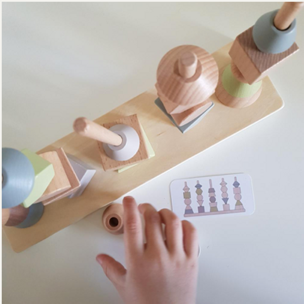 Joc educativ de stivuire cu diverse corpuri geometrice, culori pastelate, +3 ani, byASTRUP