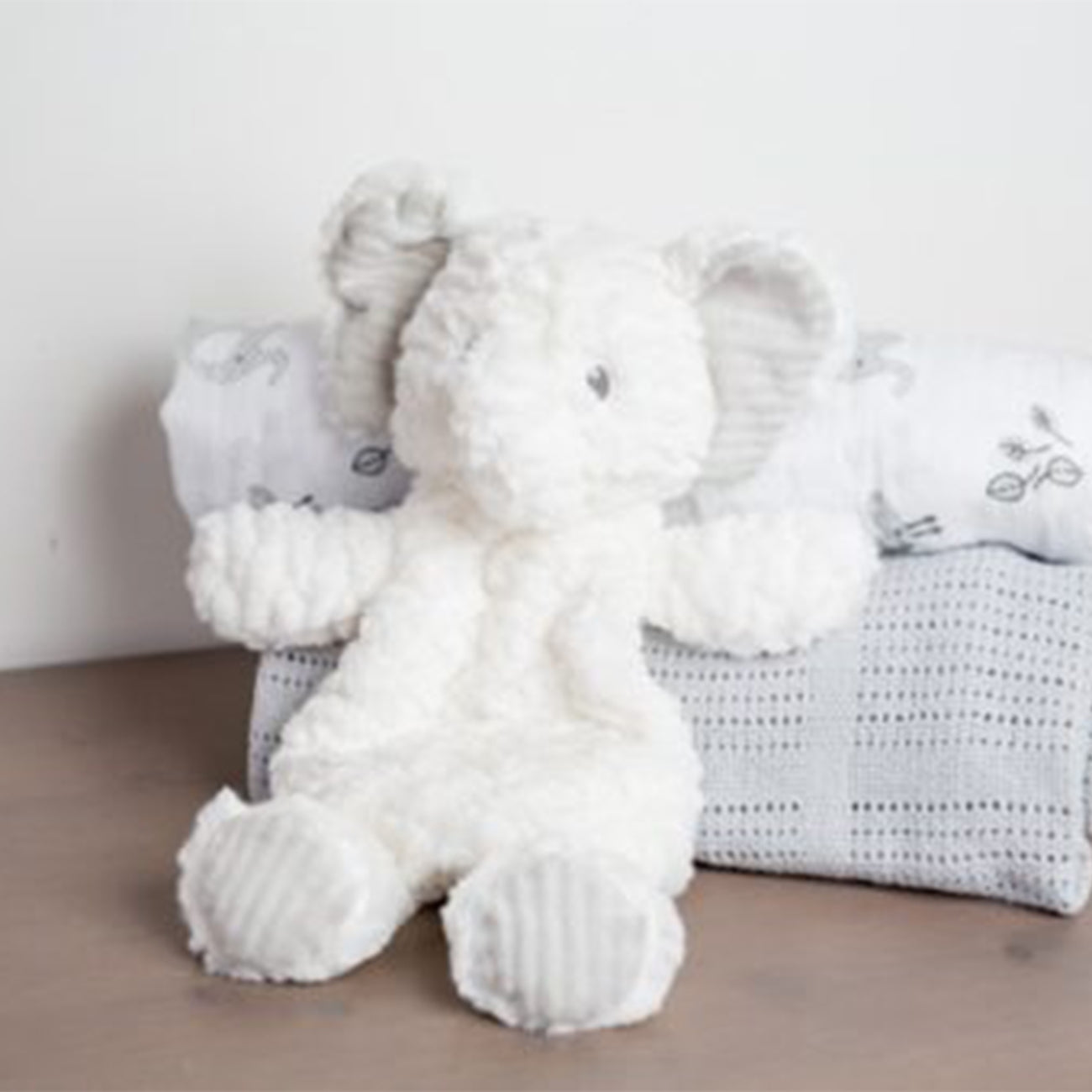 Jucarie plus doudou, Elefant african, alb, 33 cm, +0 luni,  Mary Meyer