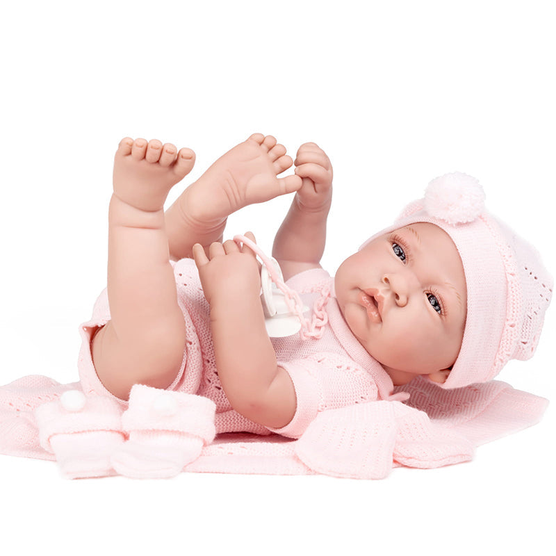 Papusa bebe realist Toqui-fetita cu paturica, corp anatomic corect, alb-roz, corp realist anatomic, Antonio Juan