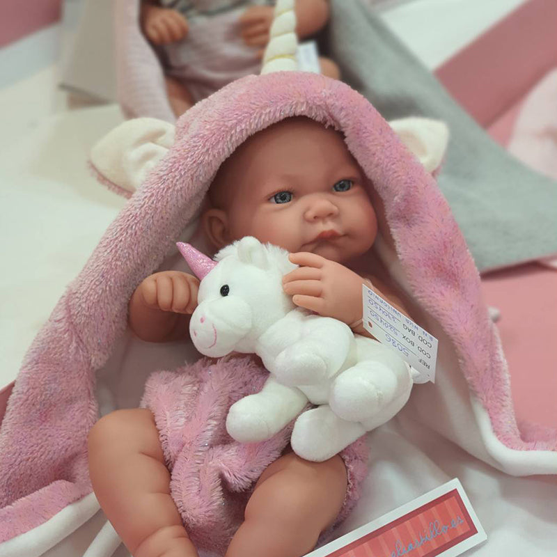 Papusa bebe realist Nica cu prosopel unicorn, corp realist anatomic, Antonio Juan