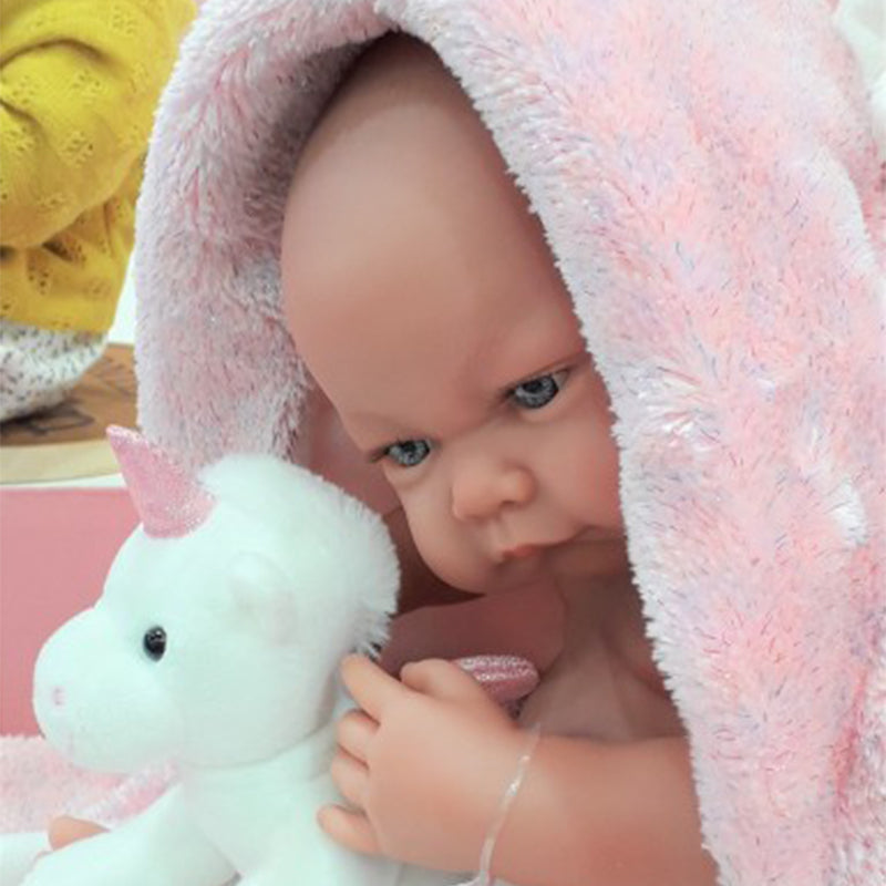 Papusa bebe realist Nica cu prosopel unicorn, corp realist anatomic, Antonio Juan