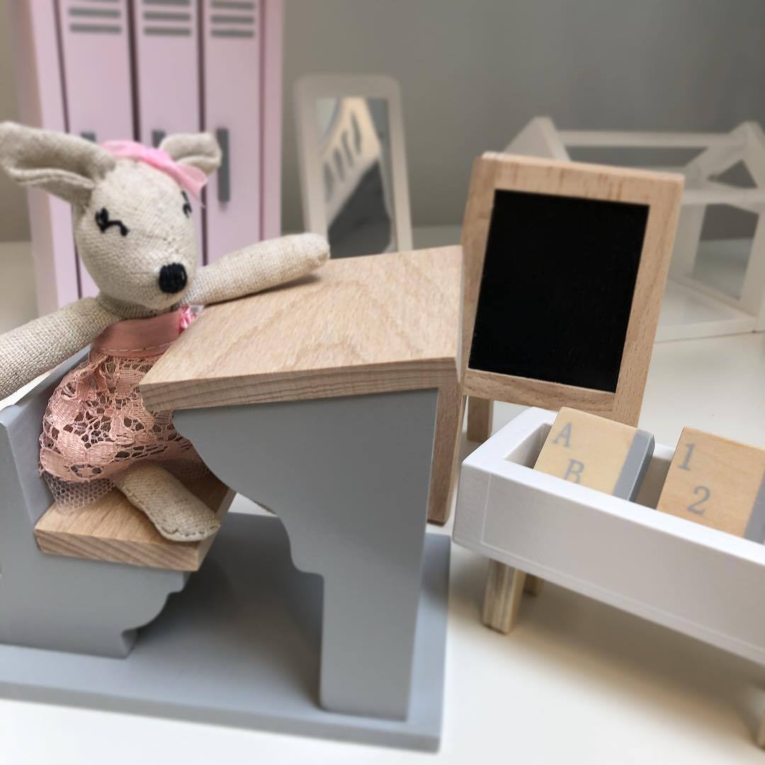 Mobilier casuta papusi din lemn, sala de clasa, +3 ani, byAstrup - Manute Creative