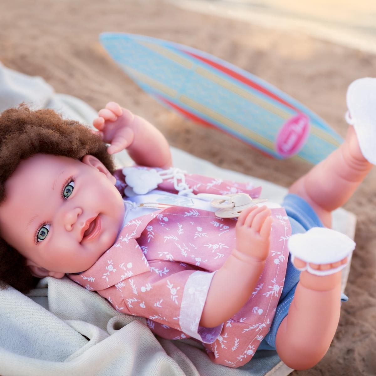 Papusa Bebe Baietel Pipo Surfer, Corp din Tesatura si Membre Articulate, 42 cm, +3 ani, Antonio Juan