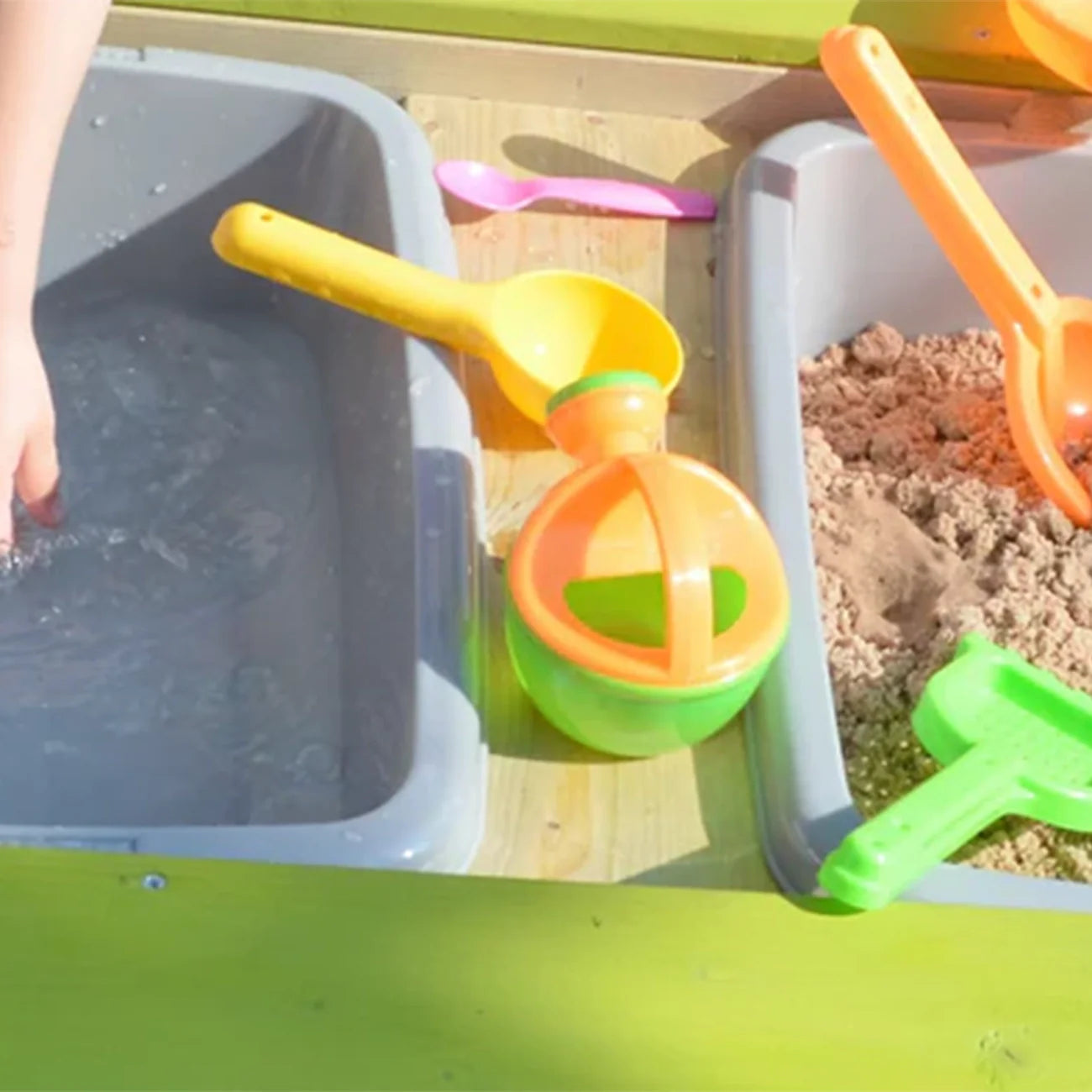 Masa de picnic senzoriala pentru copii, Deluxe cu bancute si loc pentru nisip si apa, +3ani, Wendi Toys