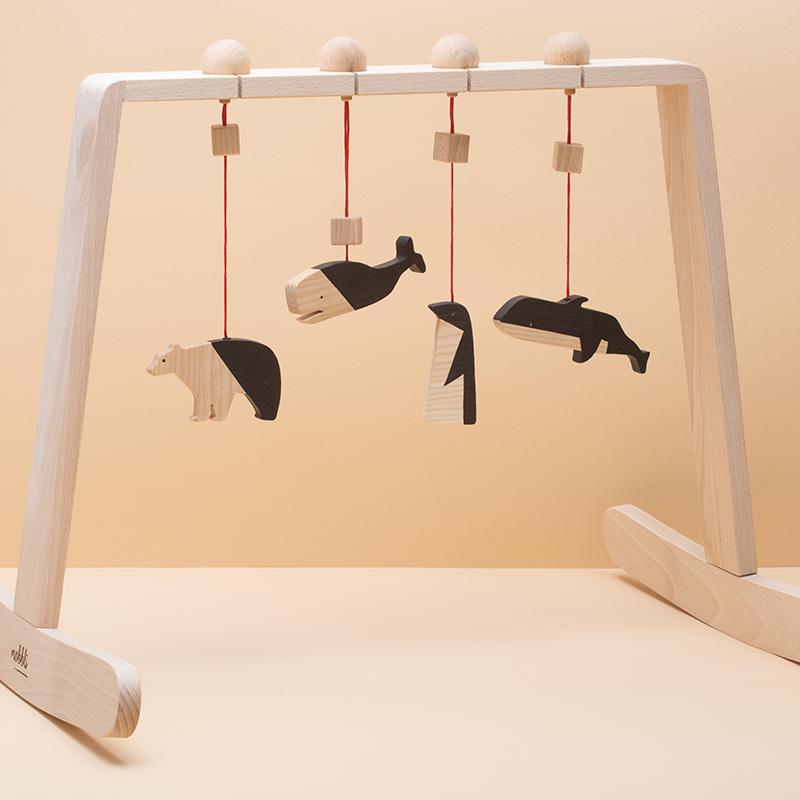 Centru de activitati pentru bebelusi Baby Gym, cu 4 jucarii natur-negru animale, lemn, Mobbli - Manute Creative