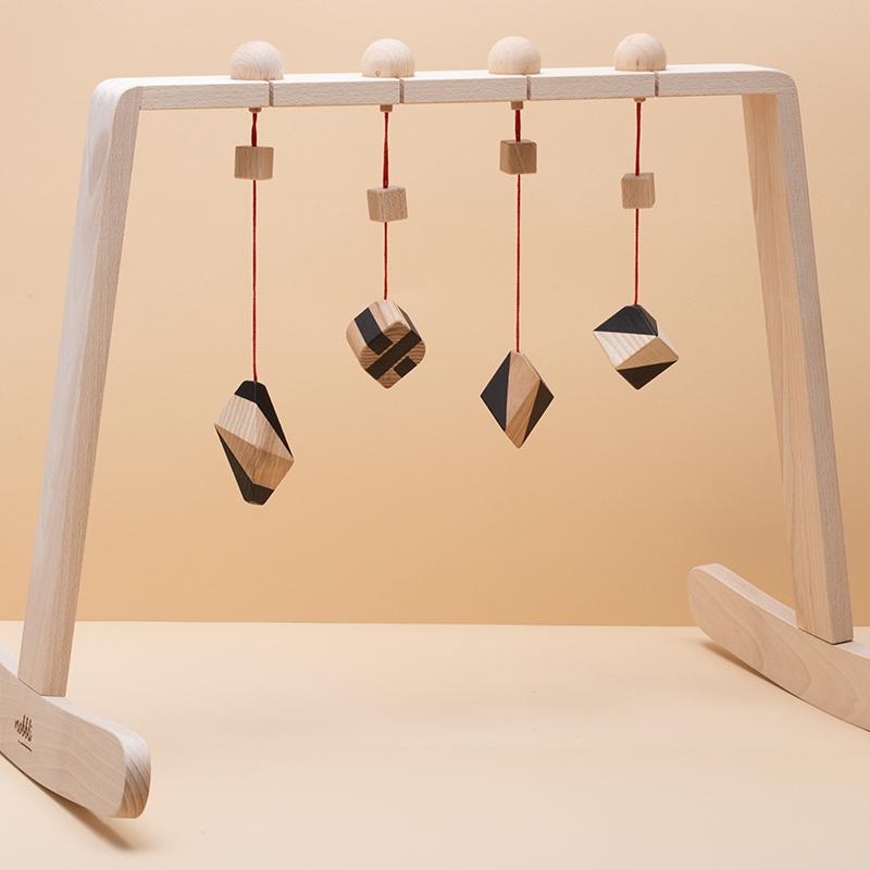 Centru de activitati pentru bebelusi Baby Gym, cu 4 jucarii natur-negru corpuri geometrice, lemn, Mobbli - Manute Creative