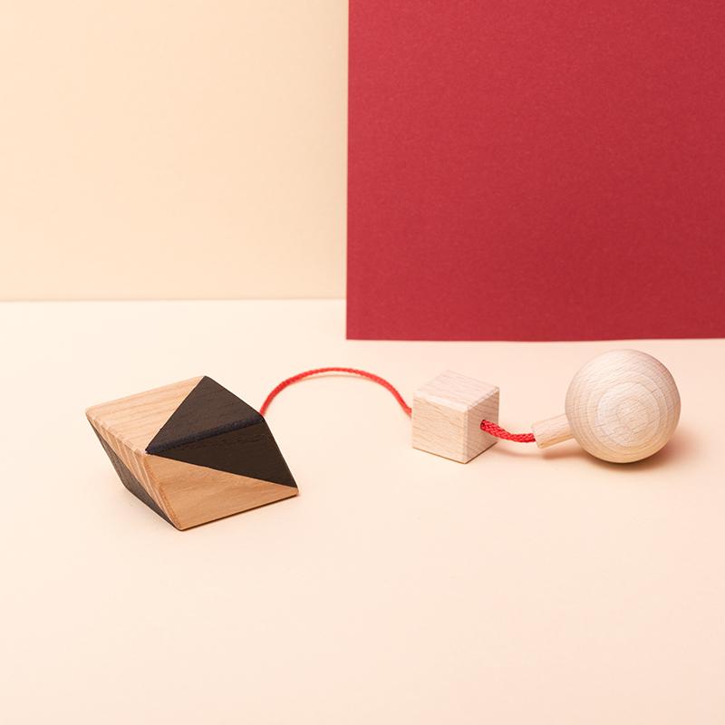 Jucarie din lemn corp geometric romboedru, natur-negru, pentru carusel / centru de activitati, Mobbli - Manute Creative