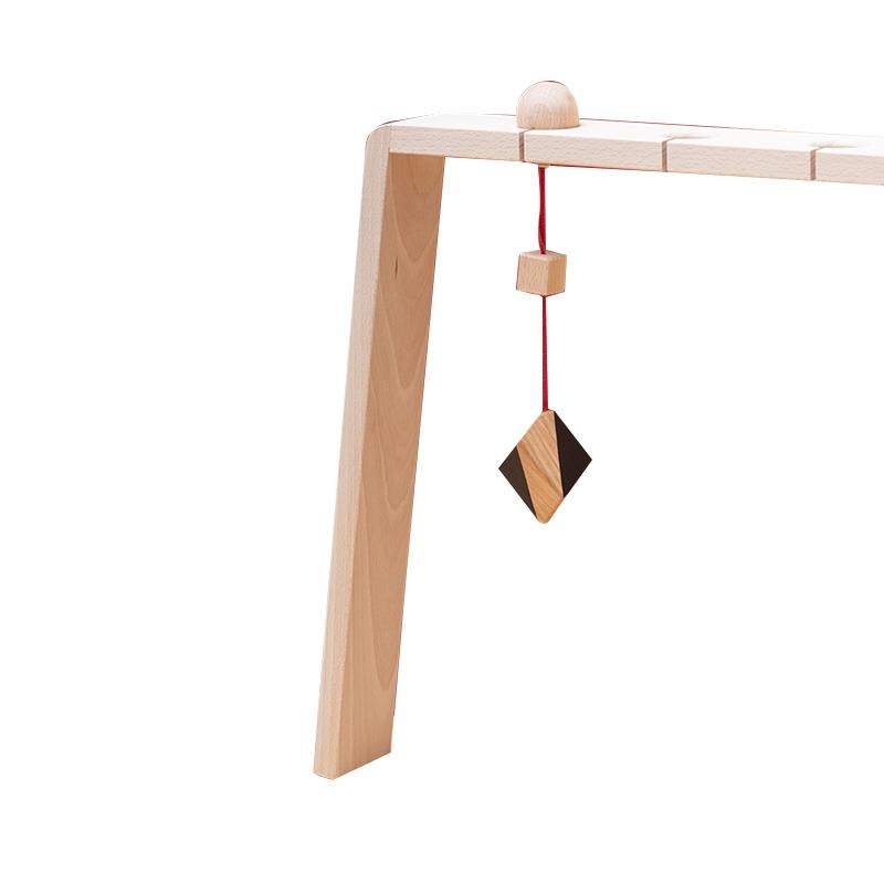Jucarie din lemn corp geometric romboedru, natur-negru, pentru carusel / centru de activitati, Mobbli - Manute Creative