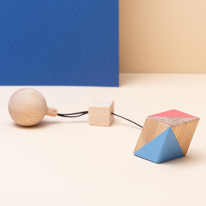 Jucarie din lemn corp geometric romboedru, colorat, pentru carusel / centru de activitati, Mobbli - Manute Creative