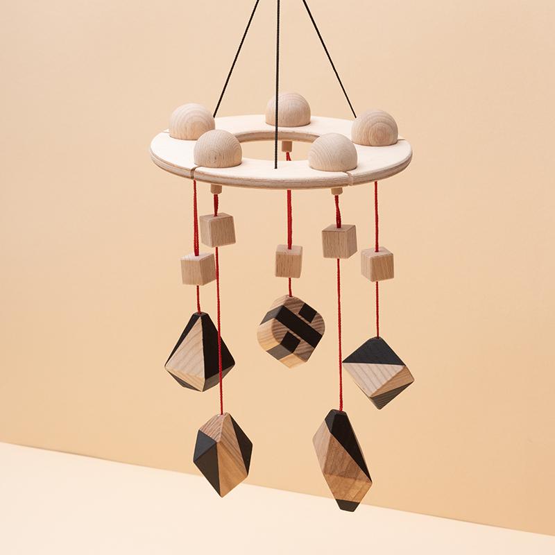 Carusel patut bebelusi Mobile, cu 5 jucarii natur-negru corpuri geometrice, lemn, Mobbli - Manute Creative