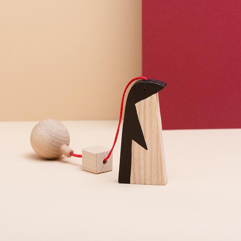 Jucarie din lemn pinguin, natur-negru, pentru carusel / centru de activitati, Mobbli - Manute Creative