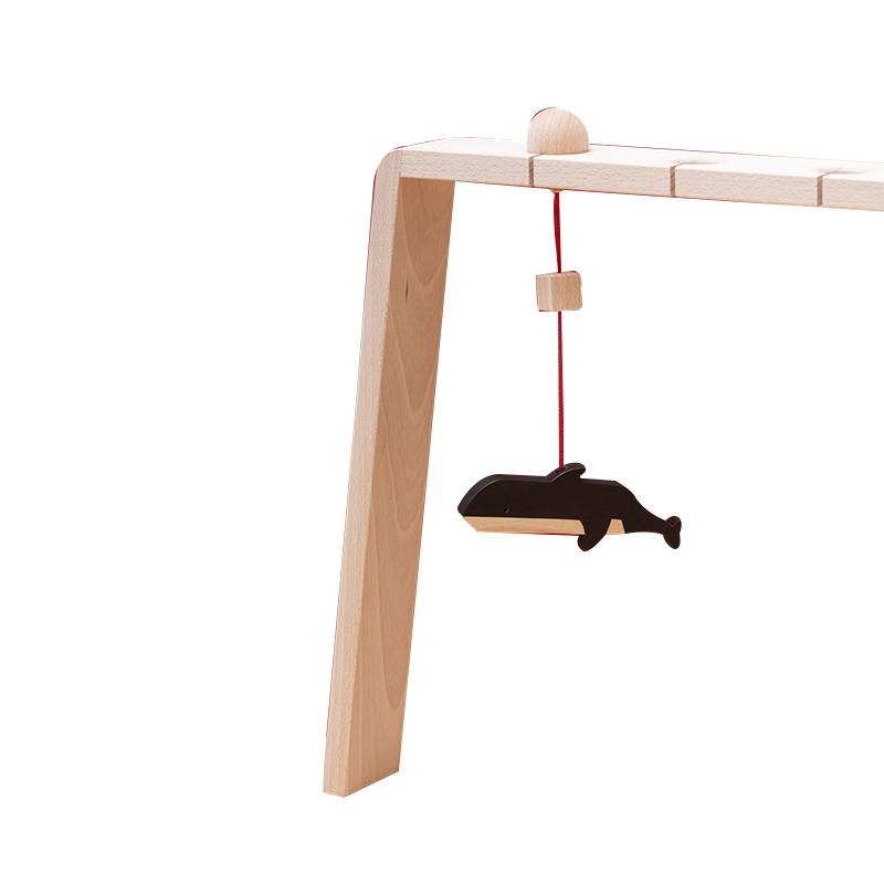 Jucarie din lemn orca, natur-negru, pentru carusel / centru de activitati, Mobbli - Manute Creative