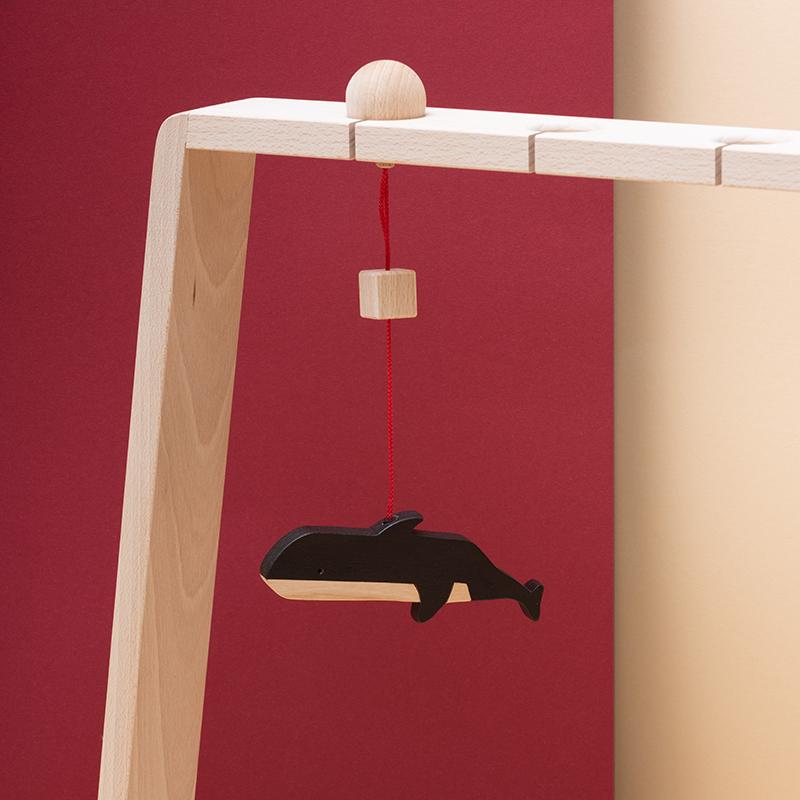 Jucarie din lemn orca, natur-negru, pentru carusel / centru de activitati, Mobbli - Manute Creative