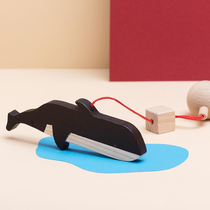 Jucarie din lemn orca, natur-negru, pentru carusel / centru de activitati, Mobbli - Manute Creative