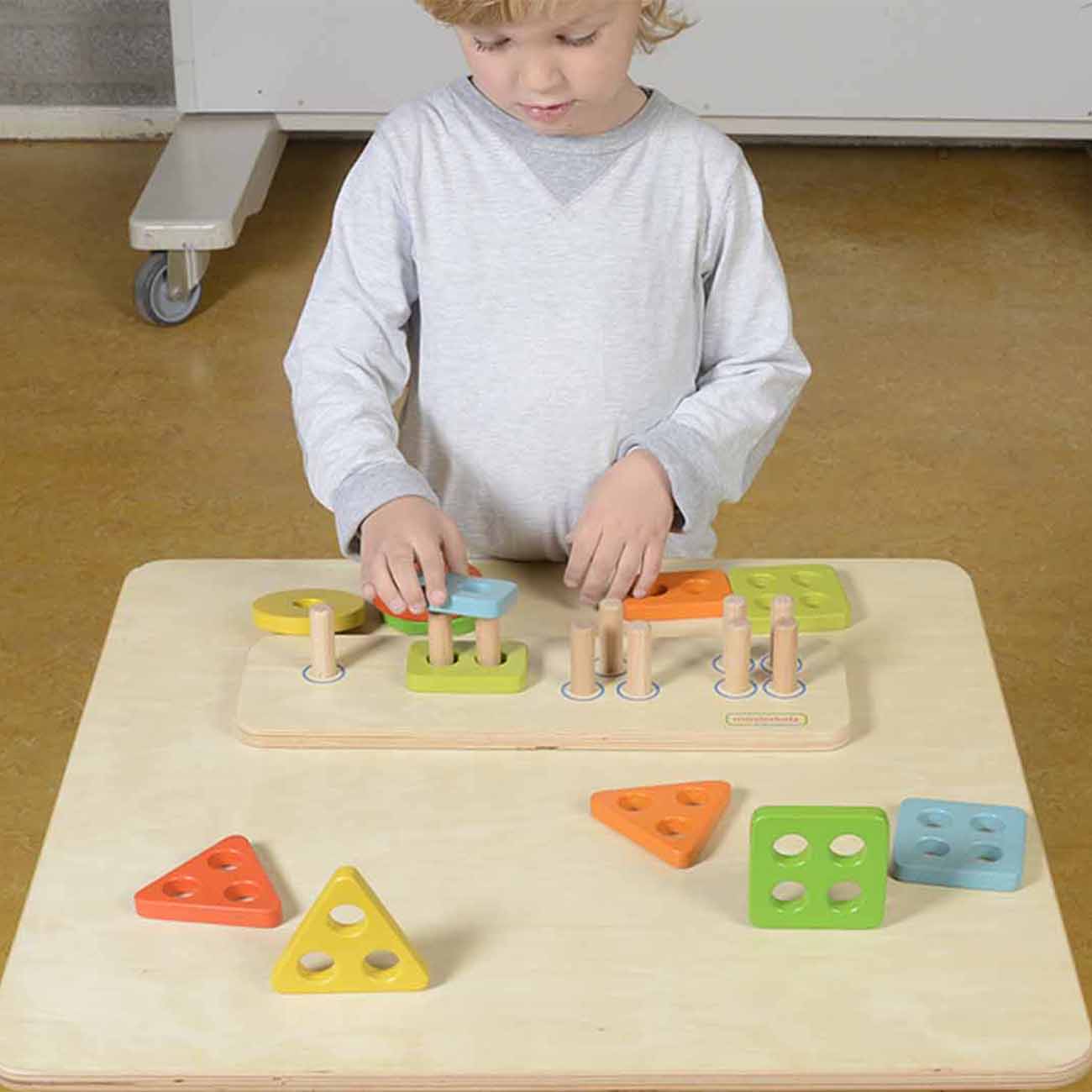 Puzzle sortator 4 forme geometrice din lemn, +2 ani, Masterkidz