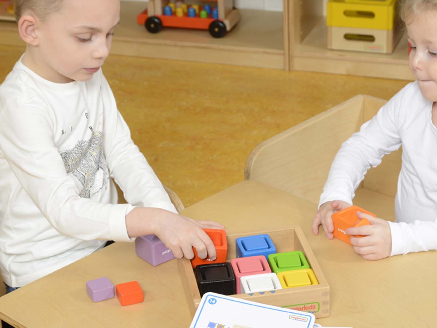 Set educativ cuburi si patrate-recipient, din lemn,+2 ani, Masterkidz