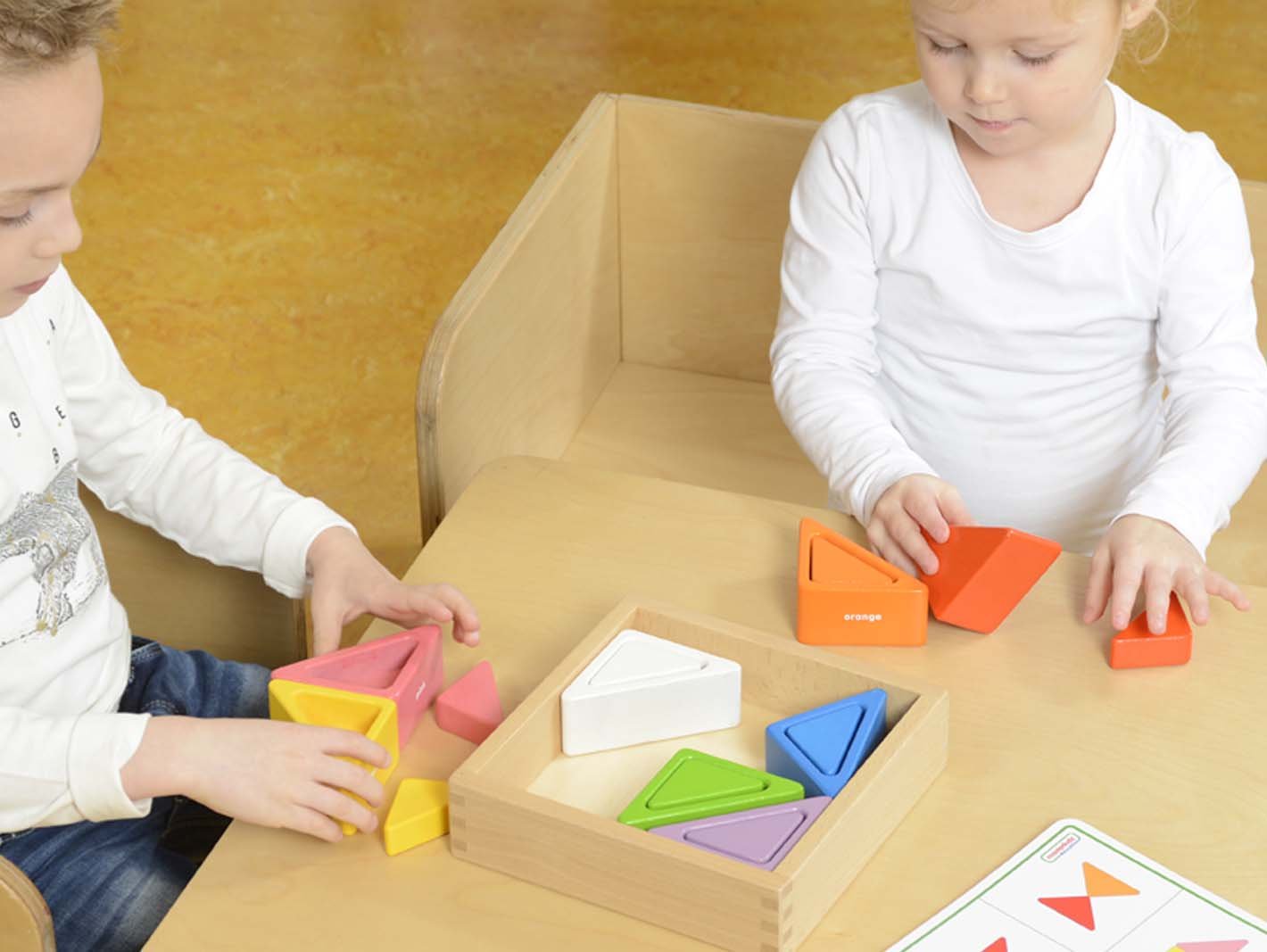 Set educativ prisme triunghiulare si triunghiuri-recipient, din lemn, +2 ani, Masterkidz