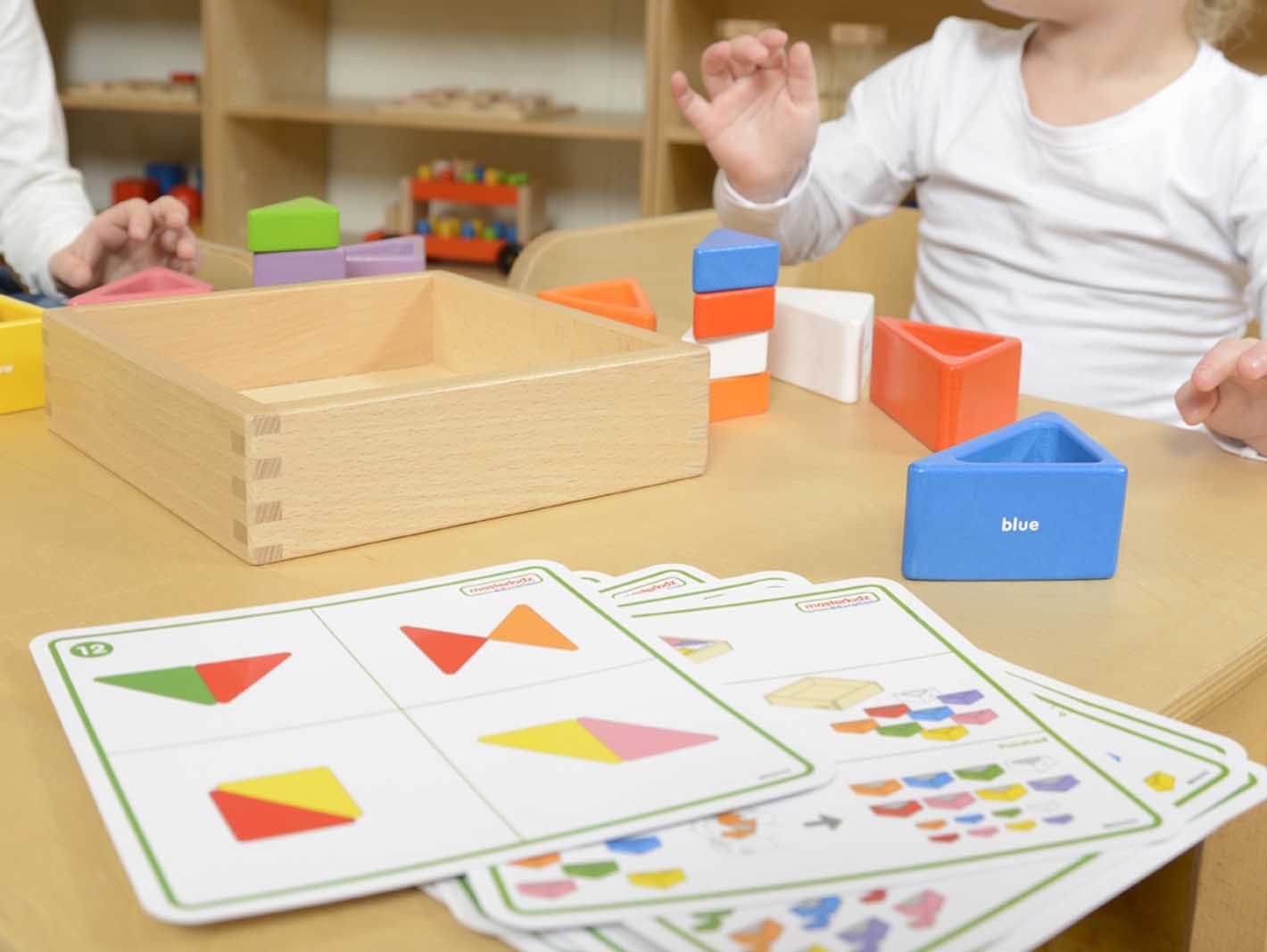 Set educativ prisme triunghiulare si triunghiuri-recipient, din lemn, +2 ani, Masterkidz