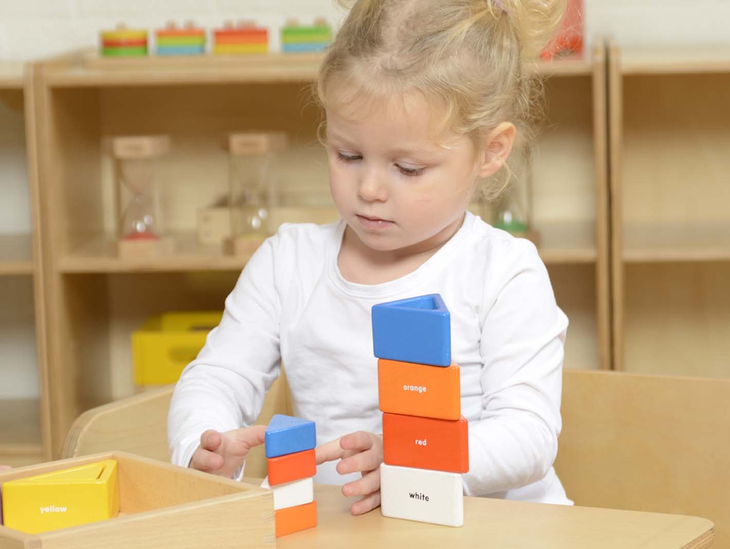 Set educativ prisme triunghiulare si triunghiuri-recipient, din lemn, +2 ani, Masterkidz