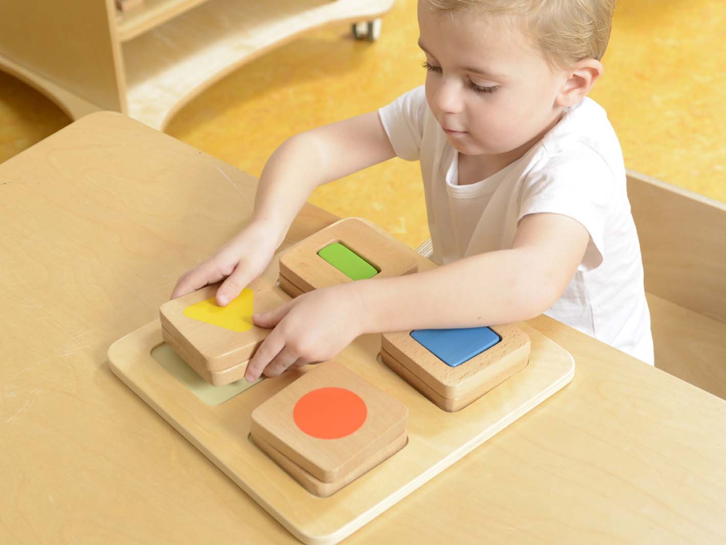 Puzzle sortator forme geometrice, din lemn, +2 ani, Masterkidz