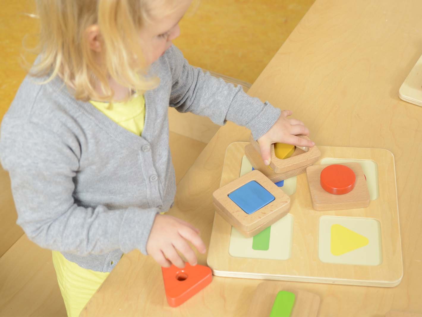 Puzzle sortator forme geometrice, din lemn, +2 ani, Masterkidz