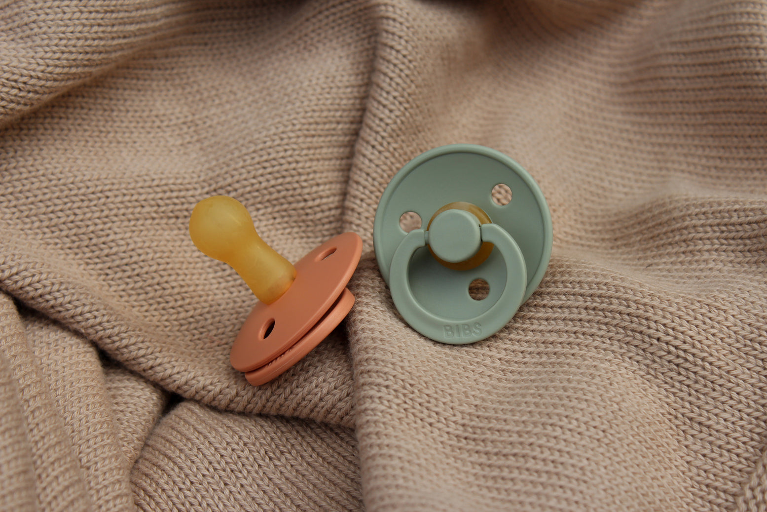 BIBS - Suzeta Colour Latex, tetina simetrica, 6 luni +-Sand
