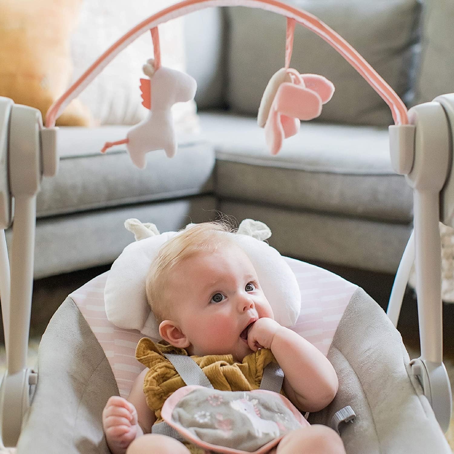 Ingenuity - Leagan portabil Comfort 2 Go Flora the Unicorn