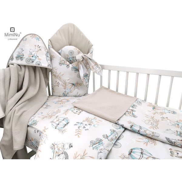 Set pentru bebelusi, 6+1 piese, Cu paturica de infasat, Prosop, Paturica, Cearceaf 120x60 cm, Fata de perna, Husa pilota, Jucarie textila senzoriala, Din bumbac certificat Oeko Tex Standard 100, 135x100 cm, Design, Zoo on Bikes Nugat, MimiNu