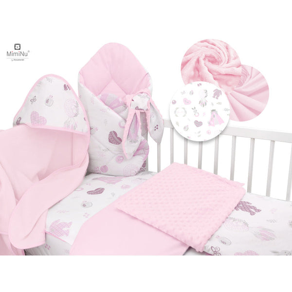 Set pentru bebelusi, 6+1 piese, Cu paturica de infasat, Prosop, Paturica, Cearceaf 120x60 cm, Fata de perna, Husa pilota, Jucarie textila senzoriala, Din bumbac certificat Oeko Tex Standard 100, 135x100 cm, Baby Shower Pink, MimiNu