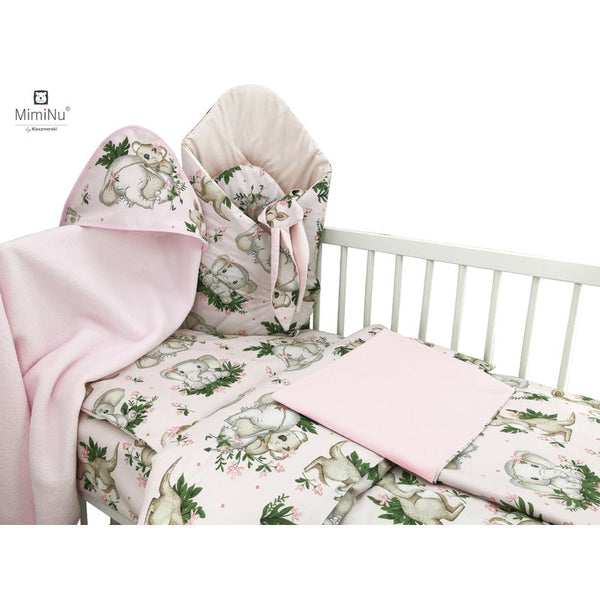 Set pentru bebelusi, 6+1 piese, Cu paturica de infasat, Prosop, Paturica, Cearceaf 120x60 cm, Fata de perna, Husa pilota, Jucarie textila senzoriala, Din bumbac certificat Oeko Tex Standard 100, 135x100 cm, Design, Baby Animals, MimiNu