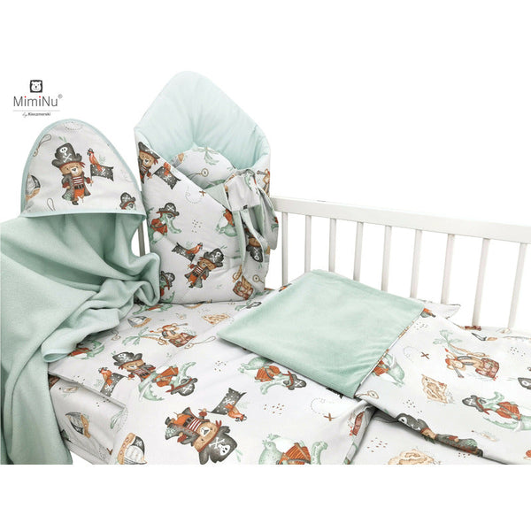 Set pentru bebelusi, 6+1 piese, Cu paturica de infasat, Prosop, Paturica, Cearceaf 120x60 cm, Fata de perna, Husa pilota, Jucarie textila senzoriala, Din bumbac certificat Oeko Tex Standard 100, 135x100 cm, Design, Pirates Natural, MimiNu