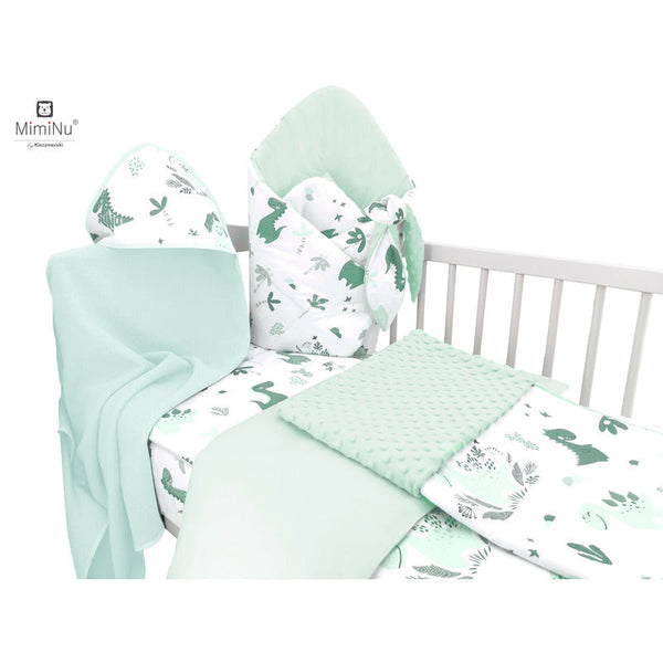 Set pentru bebelusi, 6+1 piese, Cu paturica de infasat, Prosop, Paturica, Cearceaf 120x60 cm, Fata de perna, Husa pilota, Jucarie textila senzoriala, Din bumbac certificat Oeko Tex Standard 100, 135x100 cm, Dino Mint, MimiNu