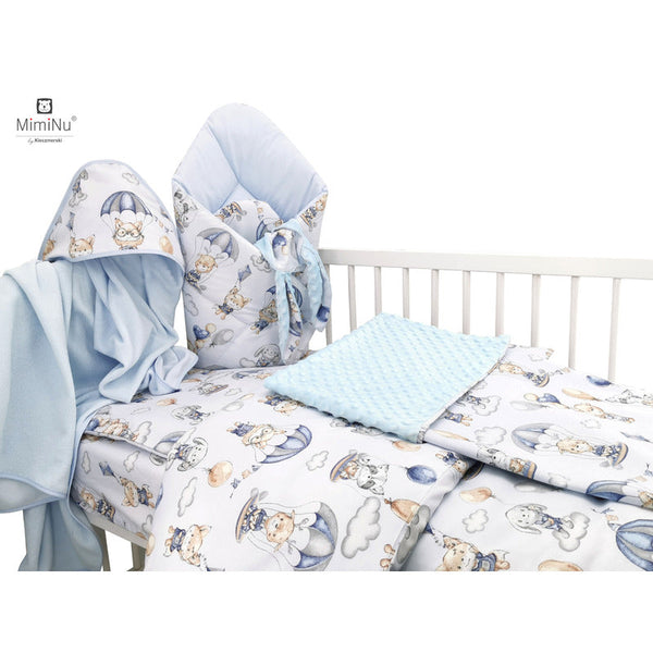 Set pentru bebelusi, 6+1 piese, Cu paturica de infasat, Prosop, Paturica, Cearceaf 120x60 cm, Fata de perna, Husa pilota, Jucarie textila senzoriala, Din bumbac certificat Oeko Tex Standard 100, 135x100 cm, Parachutes Blue, MimiNu
