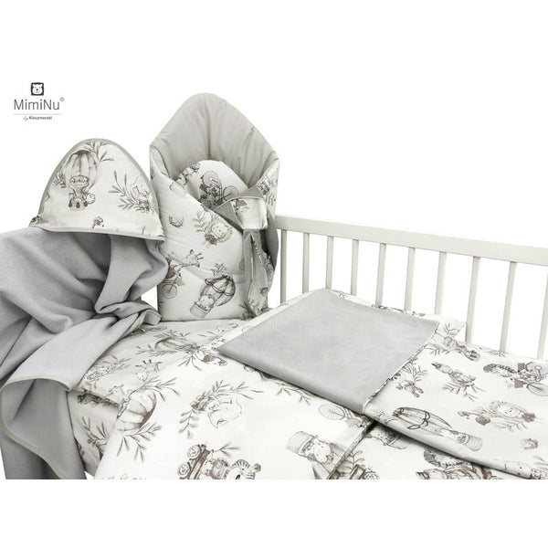 Set pentru bebelusi, 6+1 piese, Cu paturica de infasat, Prosop, Paturica, Cearceaf 120x60 cm, Fata de perna, Husa pilota, Jucarie textila senzoriala, Din bumbac certificat Oeko Tex Standard 100, 135x100 cm, Design, Zoo on Bikes Beige, MimiNu