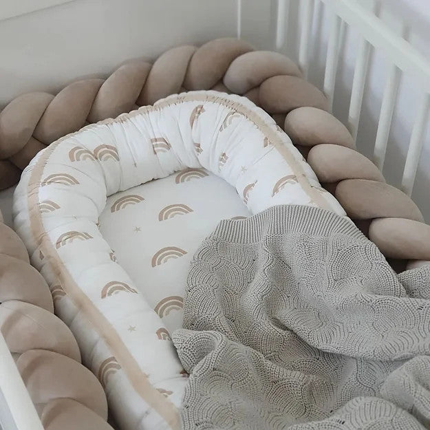 Protectie impletita pentru patut copii, din bumbac catifelat, Velvet Cappuccino, 200 cm, Sparrow