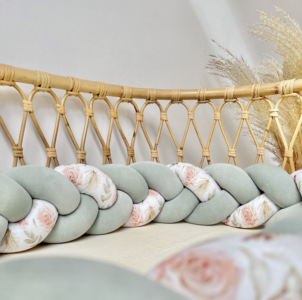 Protectie impletita pentru patut copii, din bumbac catifelat, Velvet Eucalipt Flowers, 340 cm, Full 120 x 60 cm, Sparrow