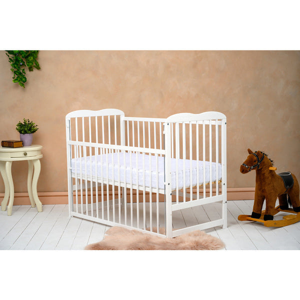 Qmini - Patut din lemn Agata 120x60 cm, Cu laterala culisanta, Din lemn de pin, Stabil si rezistent, Inaltime saltea reglabila pe 3 nivele, Laterala cu 3 bete detasabile, EN716-1, EN716-2, Alb + Saltea 8 cm