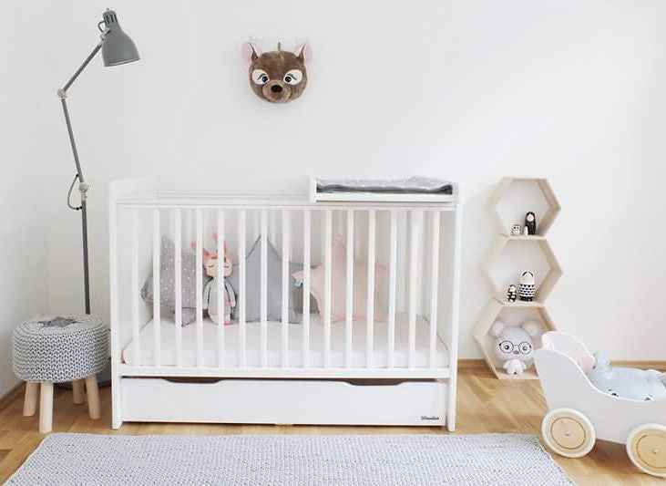 Set - Patut Bebe, 120x60 cm, din Lemn Masiv , Country Alb, Saltea copii MyKids Cocos Confort II 120x60x10 cm, Woodies Safe Dreams