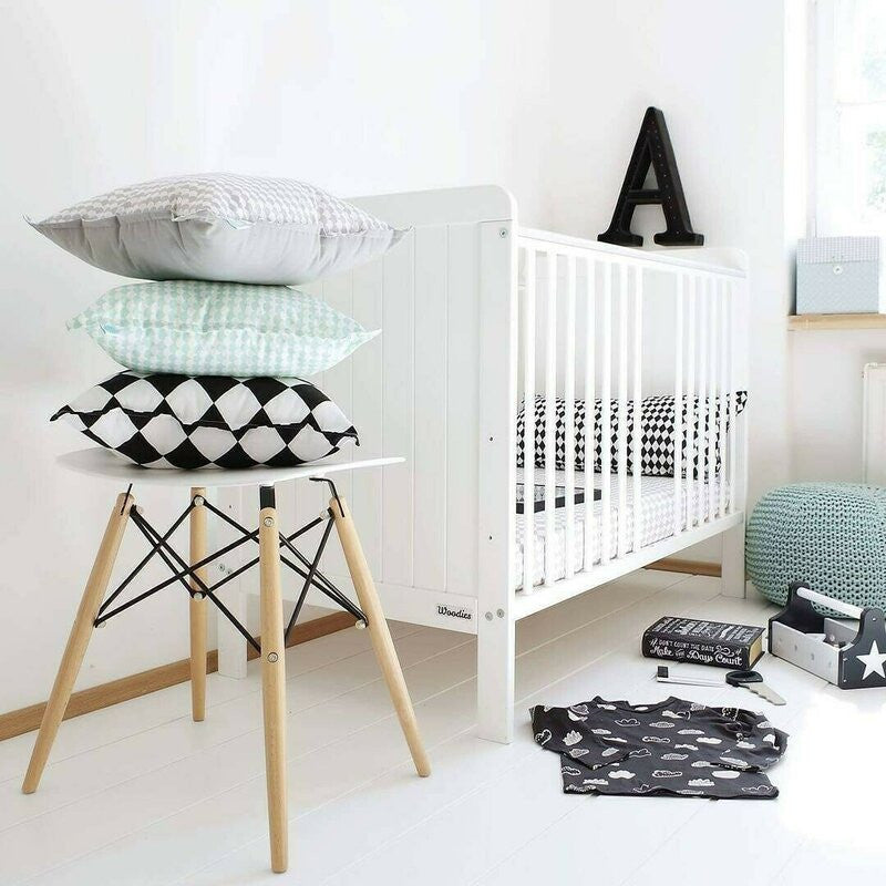 Set - Patut Bebe, 120x60 cm, din Lemn Masiv , Country Alb, Saltea copii MyKids Cocos Confort II 120x60x10 cm, Woodies Safe Dreams