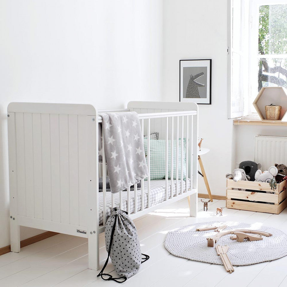 Set - Patut Bebe, 120x60 cm, din Lemn Masiv , Country Alb, Saltea copii MyKids Cocos Confort II 120x60x10 cm, Woodies Safe Dreams