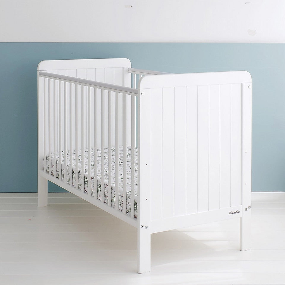 Set - Patut Bebe, 120x60 cm, din Lemn Masiv , Country Alb, Saltea copii MyKids Cocos Confort II 120x60x10 cm, Woodies Safe Dreams