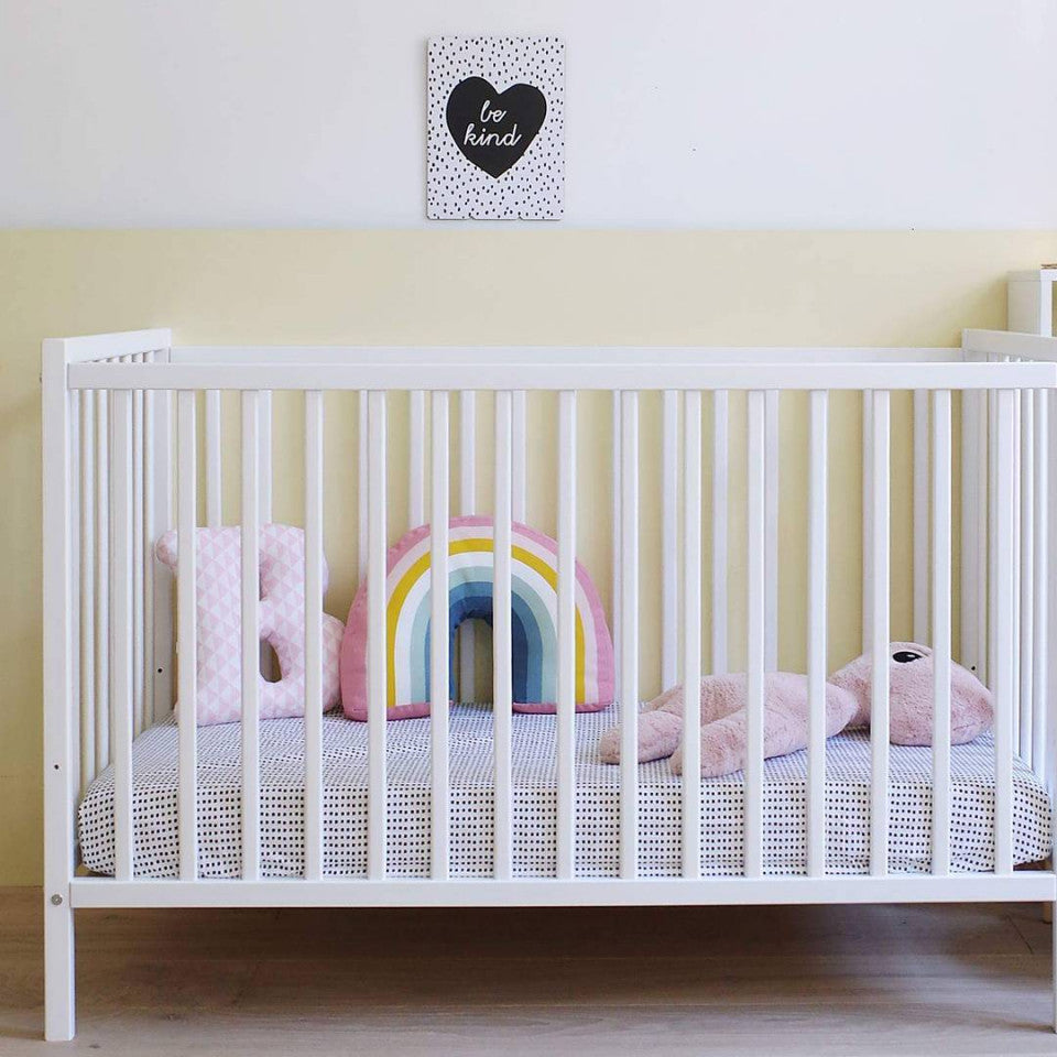 Set  - Patut Bebe, 120 x 60 cm, din Lemn Masiv, Dream Alb+ Saltea Cocos Confort II 10 cm, Woodies Safe Dreams