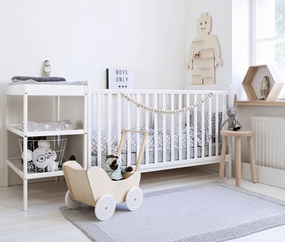 Set Patut Transformabil 2in1, pentru copii, din lemn masiv de Pin, 140 x 70 cm, protectii laterale incluse, Woodies Safe Dreams, Classic, Alb cu Saltea pentru patut copii, Mykids, Cocos, Confort II, 140 x 70 x 10 cm