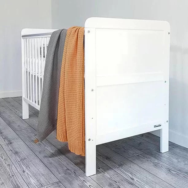 Set Patut Transformabil 2in1, pentru copii, din lemn masiv de Pin, 140 x 70 cm, protectii laterale incluse, Woodies Safe Dreams, Classic, Alb cu Saltea pentru patut copii, Mykids, Cocos, Confort II, 140 x 70 x 10 cm