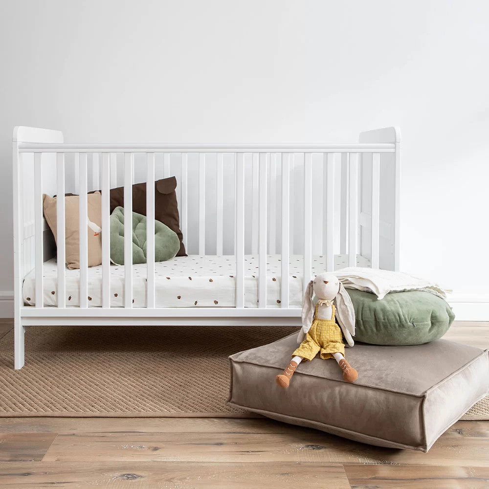 Set Patut Transformabil 2in1, pentru copii, din lemn masiv de Pin, 140 x 70 cm, protectii laterale incluse, Woodies Safe Dreams, Classic, Alb cu Saltea pentru patut copii, Mykids, Cocos, Confort II, 140 x 70 x 10 cm