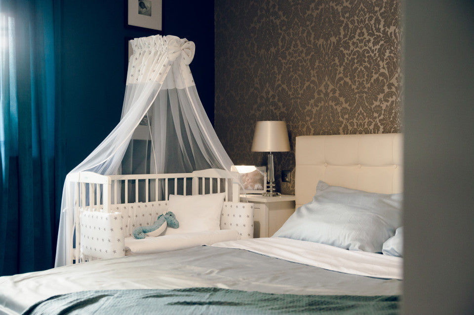Set Patut Bedside 2in1 Alb, 90 cm x 55 cm, laterala detasabila, co-sleeping, cu Saltea + Aparatoare alba cu stelute gri, Waldin