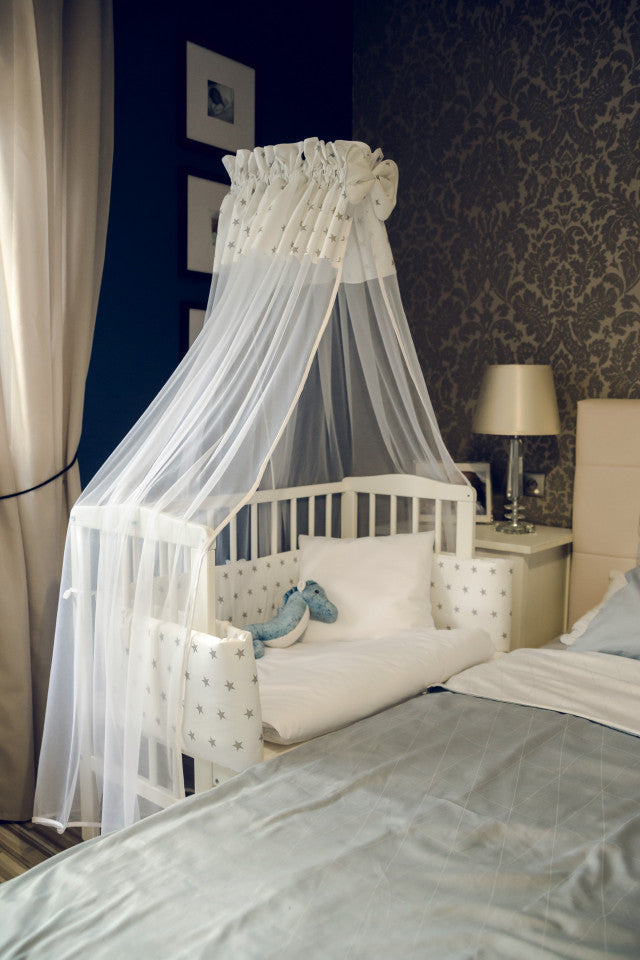 Set Patut Bedside 2in1 Alb, 90 cm x 55 cm, laterala detasabila, co-sleeping, cu Saltea + Aparatoare alba cu stelute gri, Waldin