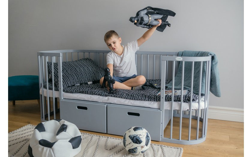 Set Patut Rotund Evolutiv 7in1 Gri, Saltele Incluse, Transformabil, Co-Sleeping + Baldachin, Lenjerie si Aparatori albe cu stelute gri, Waldin